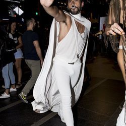 Paco León llegando a su fiesta de cumpleaños