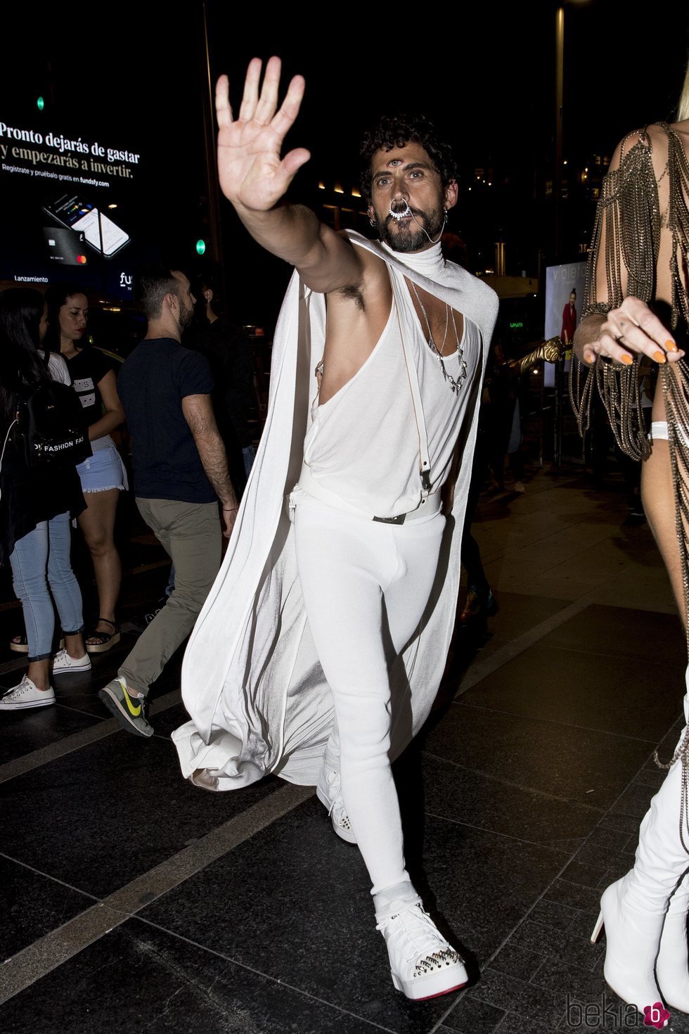 Paco León llegando a su fiesta de cumpleaños