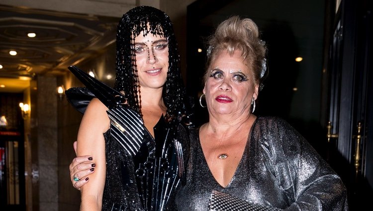 María León y Carmina Barrios en la fiesta de cumpleaños de Paco León