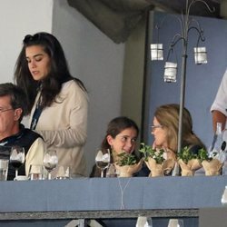 Cayetano Martínez de Irujo junto a su novia en el concurso de Polo de Barcelona