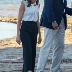 La Reina Letizia mirándose los zapatos llenos de barro en Los Alcázares