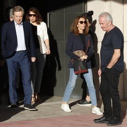 Iñaki Gabilondo, Ana Belén y Víctor Manuel en la capilla ardiente de José Sámano