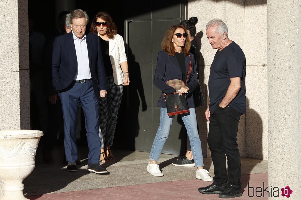 Iñaki Gabilondo, Ana Belén y Víctor Manuel en la capilla ardiente de José Sámano