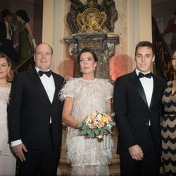 Alberto y Carolina de MÃ³naco, Louis Ducruet y Marie Chevallier y Camille Gottlieb en una fiesta en Monte-Carlo