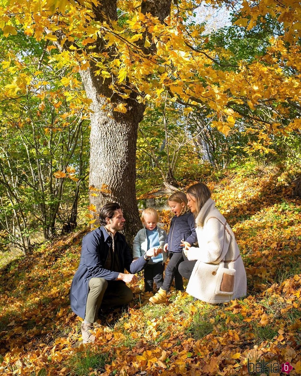 Carlos Felipe de Suecia y Sofia Hellqvist con sus hijos Alejandro y Gabriel en un paisaje otoñal