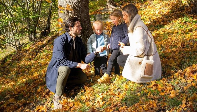 Carlos Felipe de Suecia y Sofia Hellqvist con sus hijos Alejandro y Gabriel en un paisaje otoñal