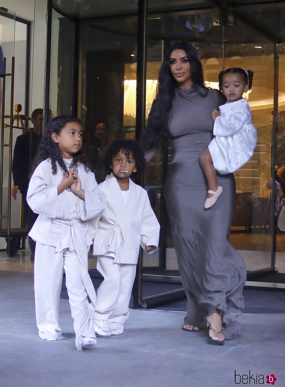 Kim Kardashian con sus hijos North, Saint y Chicago West en Armenia