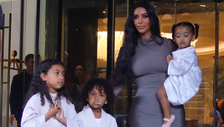 Kim Kardashian con sus hijos North, Saint y Chicago West en Armenia