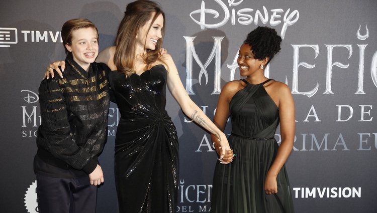 Angelia Jolie con sus hijos Maddox Chiva y Shiloh en la premiere de 'Maléfica: Señora del mal' en Roma