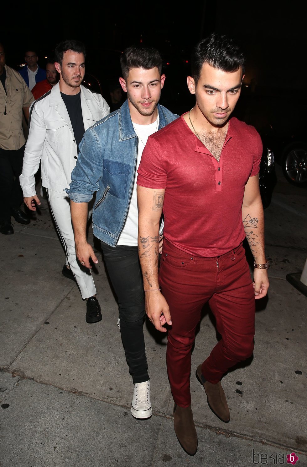 Los Jonas Brothers saliendo a cenar juntos