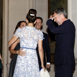 Federico y Mary de Dinamarca saludan a Joaquín y Marie de Dinamarca en una cena en París