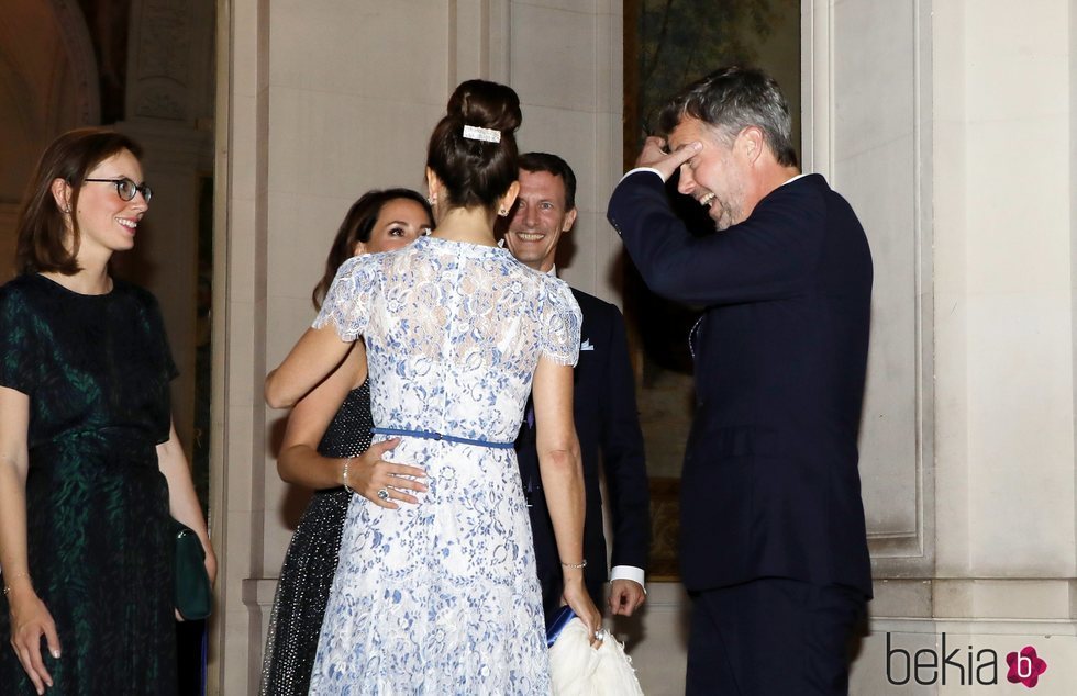 Federico y Mary de Dinamarca saludan a Joaquín y Marie de Dinamarca en una cena en París