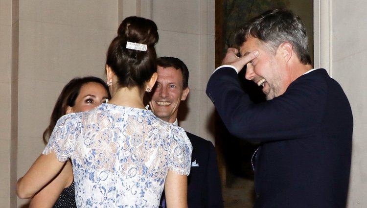 Federico y Mary de Dinamarca saludan a Joaquín y Marie de Dinamarca en una cena en París