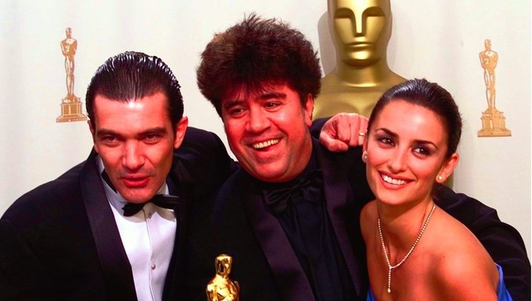 Antonio Banderas, Pedro Almodóvar y Penélope Cruz en los Oscar 2000