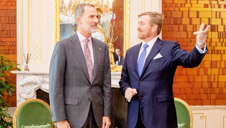 El Rey Felipe conversando con el Rey Alejandro de Holanda en La Haya