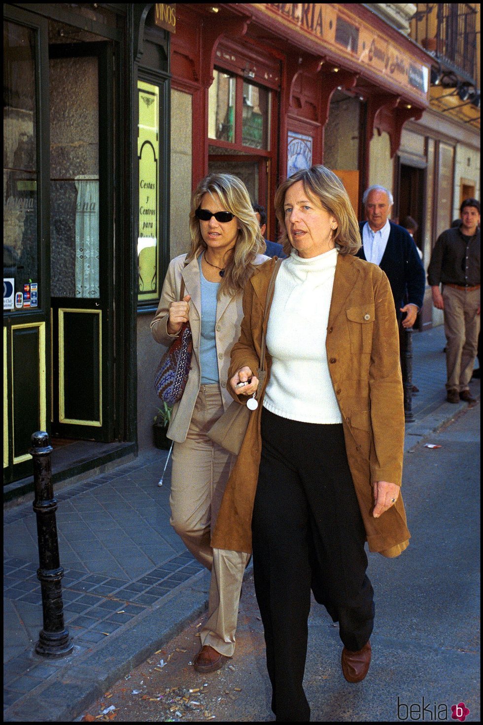 Nora de Liechtenstein e Isabel Sartorius paseando por Madrid