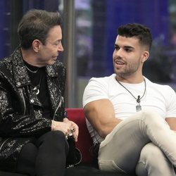 Maestro Joao y Pol hablando durante la sexta gala de 'GH VIP 7'