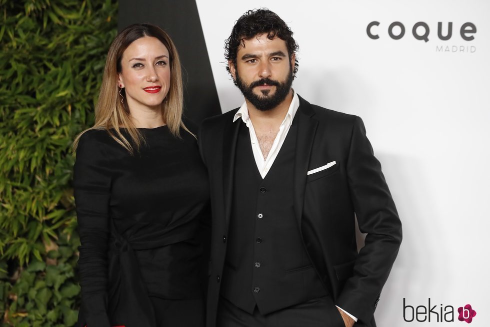 Antonio Velázquez y Yohanna Alonso posando en el photocall de la fiesta del 25 aniversario de Tacha Beauty