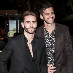 Pelayo Díaz y su marido en la fiesta del 25 aniversario de Tacha Beauty