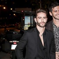 Pelayo Díaz y su marido en la fiesta del 25 aniversario de Tacha Beauty