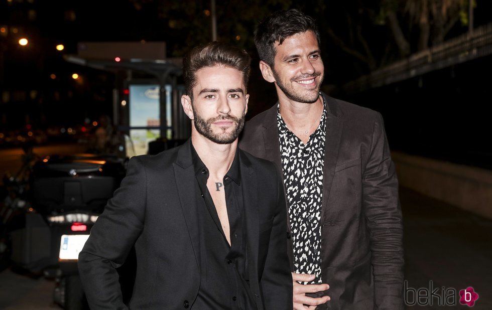 Pelayo Díaz y su marido en la fiesta del 25 aniversario de Tacha Beauty