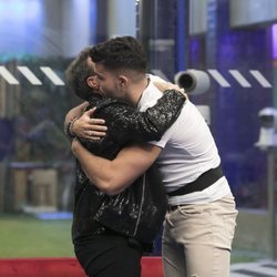 Maestro Joao y Pol dándose un abrazo de despedida durante la sexta gala de 'GH VIP 7'