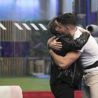 Maestro Joao y Pol dándose un abrazo de despedida durante la sexta gala de 'GH VIP 7'