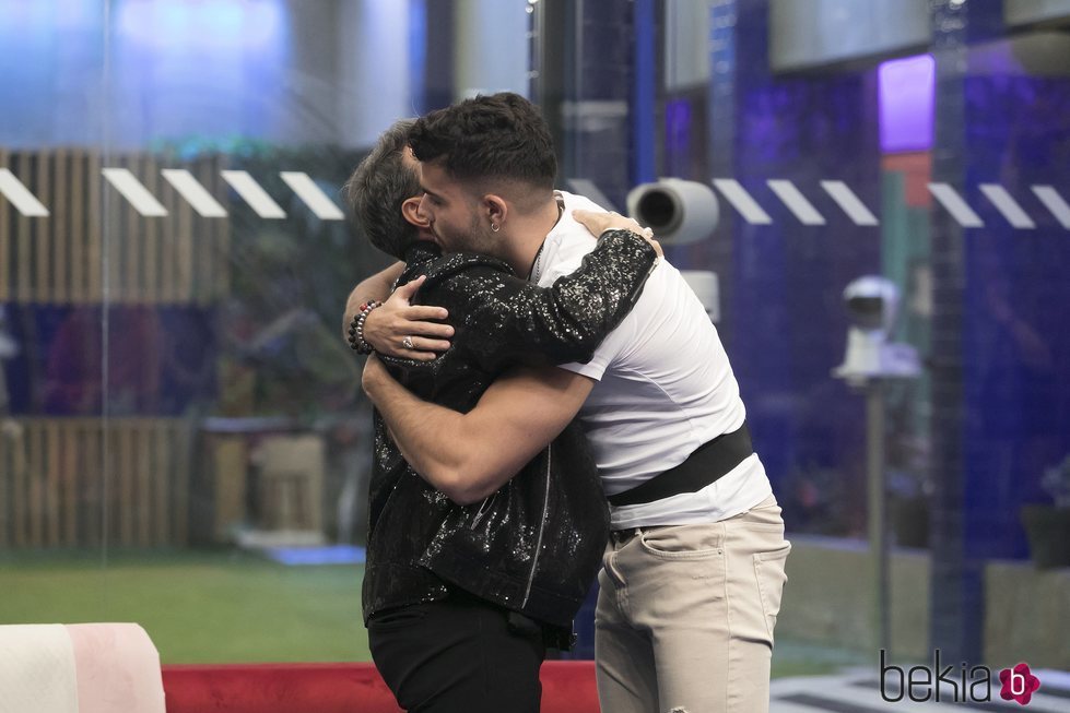 Maestro Joao y Pol dándose un abrazo de despedida durante la sexta gala de 'GH VIP 7'