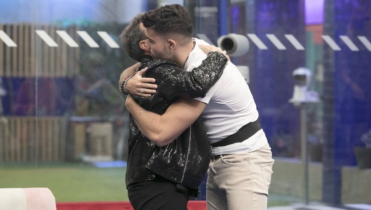 Maestro Joao y Pol dándose un abrazo de despedida durante la sexta gala de 'GH VIP 7'