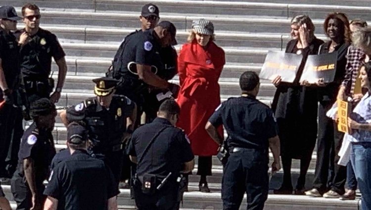 Jane Fonda siendo detenida por manifestarse contra el cambio climático