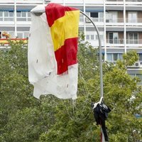 El paracaidista Luis Fernando Pozo se estrella contra una farola en el Día de la Hispanidad 2019