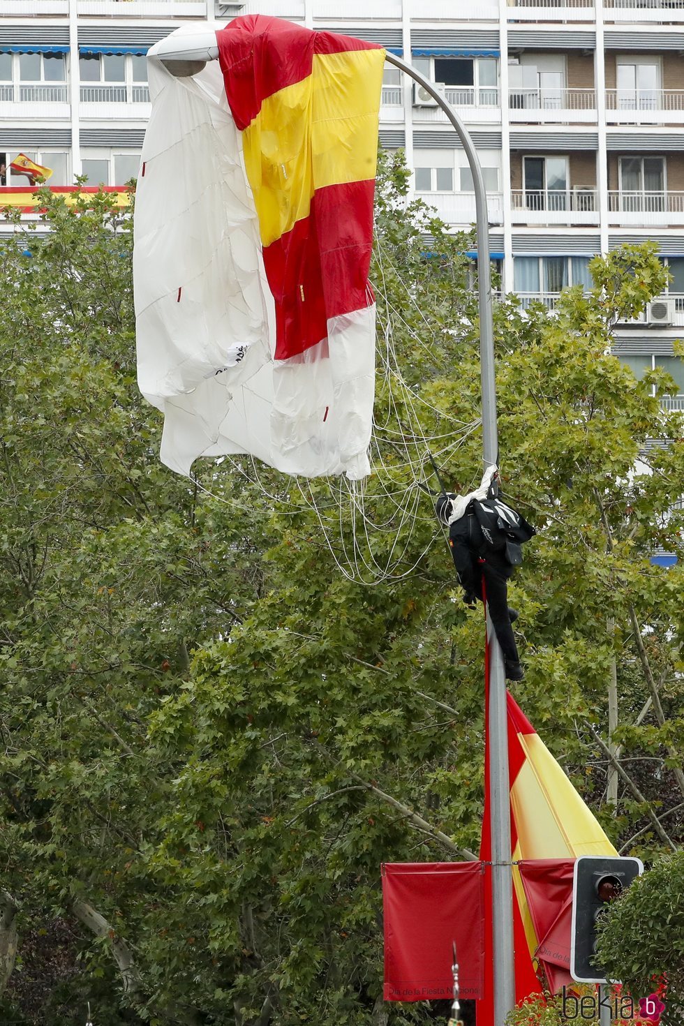 El paracaidista Luis Fernando Pozo se estrella contra una farola en el Día de la Hispanidad 2019