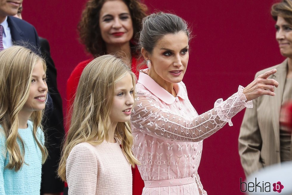 La Reina Letizia da indicaciones a la Princesa Leonor y la Infanta Sofía en el Día de la Hispanidad 2019