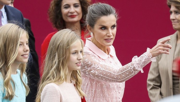 La Reina Letizia da indicaciones a la Princesa Leonor y la Infanta Sofía en el Día de la Hispanidad 2019