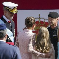 Los Reyes Felipe y Letizia, la Princesa Leonor y la Infanta Sofía saludan al paracaidista accidentado en el Día de la Hispanidad 2019