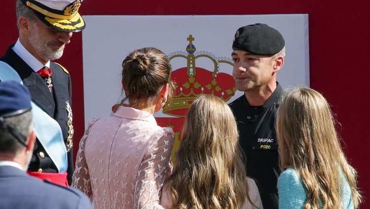 Los Reyes Felipe y Letizia, la Princesa Leonor y la Infanta Sofía saludan al paracaidista accidentado en el Día de la Hispanidad 2019