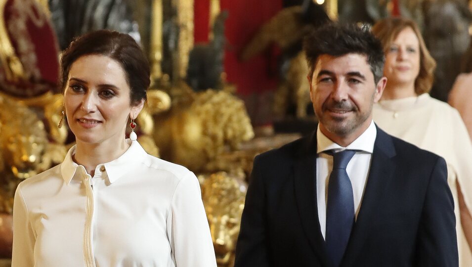 Isabel Díaz Ayuso y Jairo Alonso en la recepción por el Día de la Hispanidad 2019