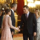 Los Reyes Felipe y Letizia saludan a Pedro Sánchez y Begoña Gómez en la recepción del Día de la Hispanidad 2019