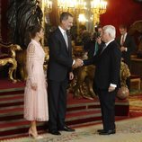 Los Reyes Felipe y Letizia saludan al Duque de Alba en la recepción del Día de la Hispanidad 2019