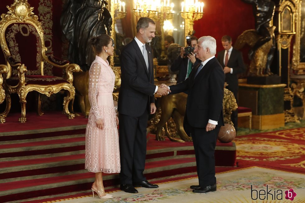 Los Reyes Felipe y Letizia saludan al Duque de Alba en la recepción del Día de la Hispanidad 2019