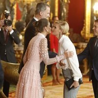 La Reina Letizia y María Zurita se dan dos besos en la recepción del Día de la Hispanidad 2019