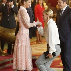 María Zurita hace la reverencia a la Reina Letizia en la recepción del Día de la Hispanidad 2019