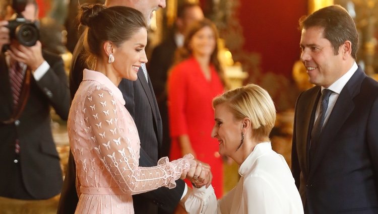 María Zurita hace la reverencia a la Reina Letizia en la recepción del Día de la Hispanidad 2019