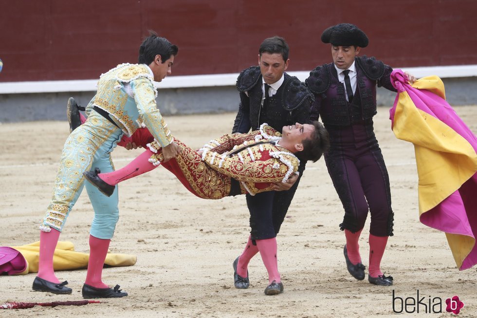 Cogida de Gonzalo Caballero en la corrida de toros del 12 de octubre en Las Ventas