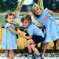 Leonor, Nicolás y Adrienne de Suecia en un momento de hermanos