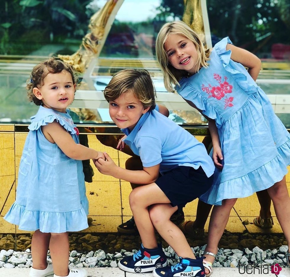 Leonor, Nicolás y Adrienne de Suecia en un momento de hermanos