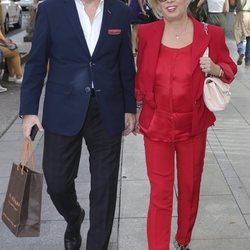 Carmen Borrego y José Carlos Bernal llegando a la boda de unos amigos