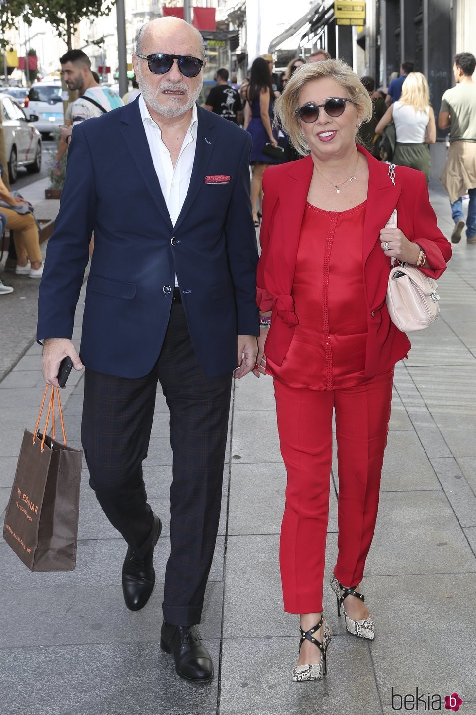 Carmen Borrego y José Carlos Bernal llegando a la boda de unos amigos