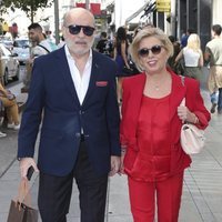 Carmen Borrego y José Carlos Bernal llegando a la boda de unos amigos