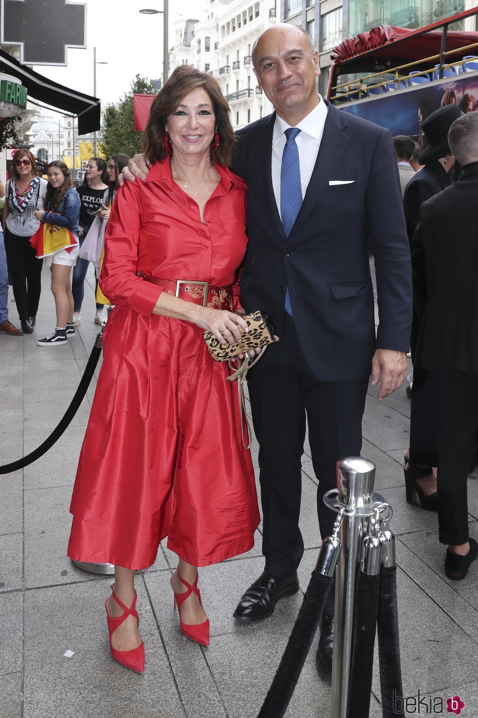 Ana Rosa Quintana y Juan Muñoz llegando a la boda de unos amigos